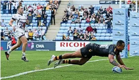  ?? ?? Zach Kibirige dives over for one of the six tries scored by Wasps