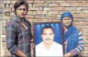  ?? HT PHOTO ?? Bharti Saini and her son holding the photograph Shyam Saini, who was killed during the Jat stir, in Jhajjar on Saturday; and (below) Angoori Devi and her son holding photo of her late husband Krishna Saini.