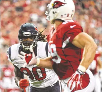  ?? MATT KARTOZIAN, USA TODAY SPORTS ?? Texans rookie Jadeveon Clowney, left, chasing Cardinals tight end John Carlson on Saturday, struggled at times in pass coverage as the No. 1 overall pick tried to adjust to linebacker duties.