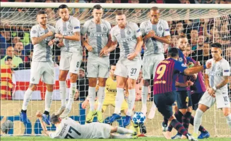  ?? AFP ?? Barcelona striker Luis Suarez’s low freekick is blocked by Inter midfielder Marcelo Brozovic, tactically lying behind the wall, during their Champions League match.