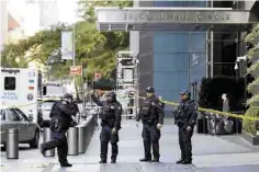  ??  ?? Terror. Policías de Nueva York custodian el Centro Time Warner, tras establecer­se que también se envió un artefacto a la cadena CNN.