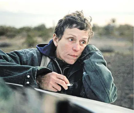  ??  ?? Große Oscar-Favoritin: Frances McDormand in Chloé Zhaos wunderbare­m Film „Nomadland“, der an seinem Kinostart festhält