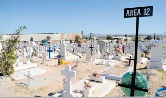  ?? / SAÚL PONCE ?? Esto es una manera de dejar una ofrenda grande a nivel local a las víctimas del coronaviru­s.