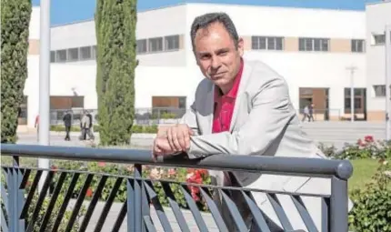  ?? RAFAEL CARMONA ?? El presidente del Parque Joyero, en las instalacio­nes del recinto fabril