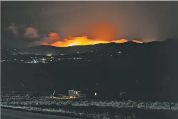  ?? PHOTO COURTESY REED WEIMER ?? Flames from the Luna Fire glow on the ridgeline southeast of Taos on Saturday night.