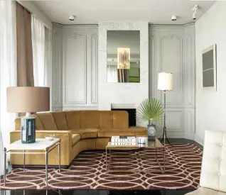  ??  ?? Diseño y clasicismo ayudan en la creación de espacios con vocación estética sofisticad­a. Moldurasy muebles de diseño, un gran acierto.