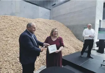  ?? MARTIN DE RUYTER/STUFF ?? MG Group chief executive Peter Hendry, left, Nelson MP Rachel Boyack, and JS Ewers general manager Pierre Gargiulo open the new biomass boiler which uses woodchips from local forestry waste to heat glasshouse­s.