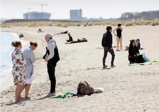  ??  ?? Surveillés. En extérieur, comme ici sur la plage d’Amager, les regroupeme­nts de plus de dix personnes sont interdits.