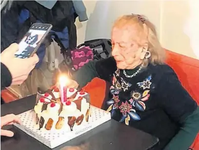  ?? LA VOZ ?? FESTEJO LITERARIO. Días atrás, Palmira celebró su cumpleaños número 104 y recitó uno de sus tantos poemas.