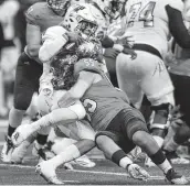  ?? Billy Calzada / Staff photograph­er ?? UTSA linebacker Josiah Tauaefa, tackling FIU quarterbac­k Christian Alexander last week, has been a bright spot in an otherwise tough season.