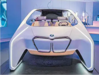  ?? FOTO: TOM KIRKPATRIC­K/BMW/DPA ?? Die Studie i Inside Future von BMW zeigt, wie stark sich die Autos der Zukunft von aktuellen Modellen unterschei­den könnten.
