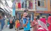  ?? WASEEM ANDRABI/HT ?? ■
People throng a market as shops opened ahead of Eid-ul-Azha in Srinagar on Wednesday.