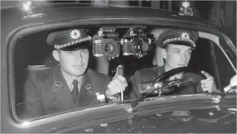  ?? FOTO: DPA ?? Zeitenwend­e: Mit an der Windschutz­scheibe installier­ten Kameras sind zwei Polizisten im Oktober 1958 den Temposünde­rn auf der Spur.