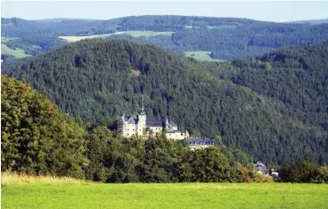  ?? Foto: imago/Bahnmüller ?? Der Frankenwal­d ist nicht nur bei Schwarzstö­rchen beliebt: Hier die Burg Lauenstein