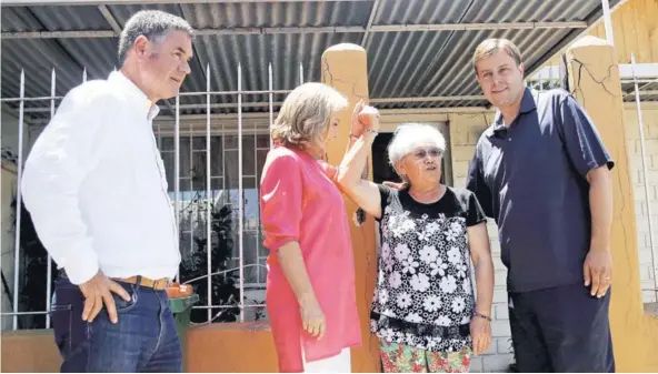  ??  ?? ► Manuel José Ossandón ayer junto a Cecilia Morel y Germán Codina, haciendo “puerta a puerta” en Puente Alto.