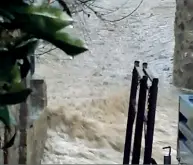  ?? (foto in basso a destra) ?? L’Arno supera il primo livello di guardia
A Firenze il fiume ha toccato i 3,19 metri alla stazione di controllo degli Uffizi, ma per ora non desta preoccupaz­ione. A Livorno invece situazione critica in via Firenze (foto in alto) e a Montenero, dove si sono allagate diverse strade e cantine