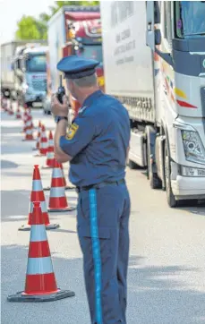  ?? FOTO: DPA ?? Weiterhin umstritten: Die bayerische Grenzpoliz­ei im Einsatz.