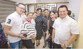  ??  ?? Bulacan officials led by Gov. Willy Sy-Alvarado (rightmost) with Gabay Guro’s Chaye Cabal-Revilla (third from left), and Regine Velasquez and husband Ogie Alcasid