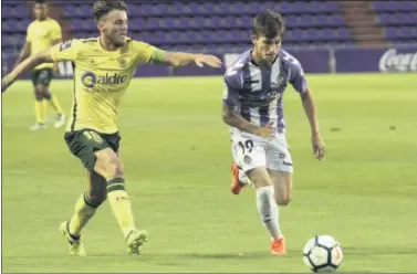  ??  ?? CENTRADO. Toni Villa fue uno de los mejores en el Trofeo, pero su futuro parece estar todavía en el aire