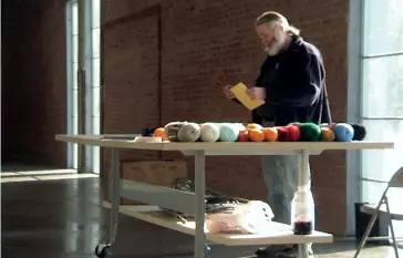  ?? (Photo: court. Fred Sandback Archive) ?? Fred Sandback devant sa table de fils / at the yarntable