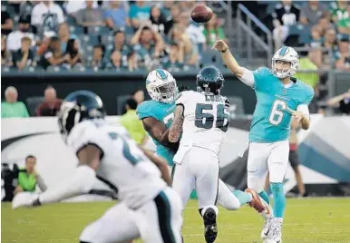  ?? MATT ROURKE/AP ?? Miami quarterbac­k Jay Cutler had a rating of 145.8 after going 5-for-8 for 105 yards and one touchdown in Thursday night against the Eagles. his limited action on