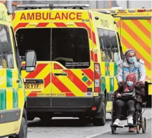  ?? // EFE ?? Un grupo de ambulancia­s frente al Royal London Hospital en Londres