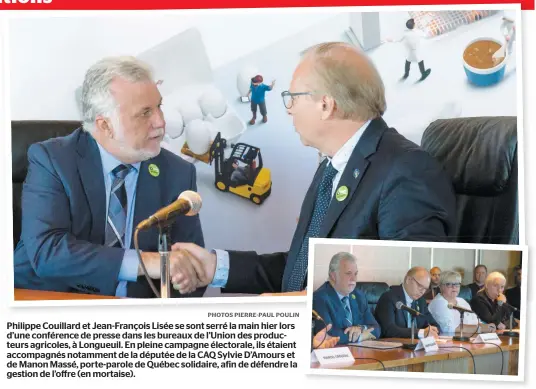  ?? PHOTOS PIERRE-PAUL POULIN ?? Philippe Couillard et Jean-françois Lisée se sont serré la main hier lors d’une conférence de presse dans les bureaux de l’union des producteur­s agricoles, à Longueuil. En pleine campagne électorale, ils étaient accompagné­s notamment de la députée de la CAQ Sylvie D’amours et de Manon Massé, porte-parole de Québec solidaire, afin de défendre la gestion de l’offre (en mortaise).