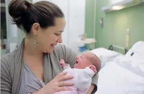  ?? (foto Fasani / Newpress) ?? Milano La piccola Miriam tenuta in braccio da mamma Ester: è lei la prima arrivata del nuovo anno e ha visto la luce verso le 00.30 all’ospedale Sacco del capoluogo lombardo