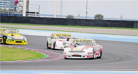  ?? (APICER) ?? En plena acción. Los autos del TC Pista 4000 tendrán fecha doble este fin de semana. Federico Terrier lidera esta categoría.