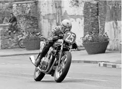  ??  ?? At the 1979 TT, again in the Formula 1, on a Honda CB750.