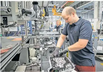  ?? FOTO: ZF ?? ZF wird auch in den kommenden Jahren Getriebe in Saarbrücke­n produziere­n. In den kommenden Jahren wird die Rolle des Werkes sogar noch gestärkt, denn auch die Elektromob­ilität soll eine größere Rolle spielen.