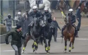  ?? FOTO EPA-EFE ?? De politie zet de grove middelen in tegen de relschoppe­rs.