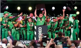  ?? Photograph: Julian Finney/Getty Images ?? Anya Shrubsole lifts the women’s Hundred trophy after Southern Brave beat Northern Supercharg­ers in the final at Lord’s in August.