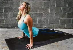  ?? Steve Gonzales / Staff photograph­er ?? Angie Currell demonstrat­es upward dog, which could be difficult for those with weak wrists.