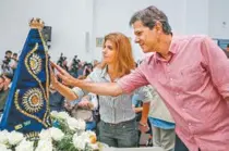  ?? DIVULGAÇÃO/RIRCARDO STUCKERT ?? Haddad, com a esposa, em igreja no Jardim Ângela, em São Paulo