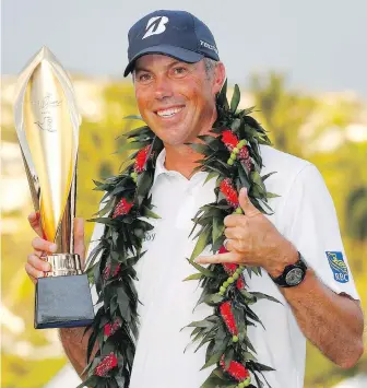  ??  ?? Matt Kuchar hoists the champion’s trophy after shooting a final-round 66 to win the Sony Open on Sunday at Waialae Country Club in Honolulu.