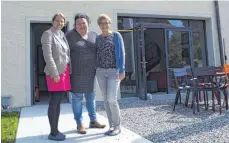  ?? FOTO: GEMPP ?? Anna Gräfin zu Waldburg, Gabi Neher und Lucia Heinrich (von links) organisier­en das erste Erzählcafé für Kißlegg.