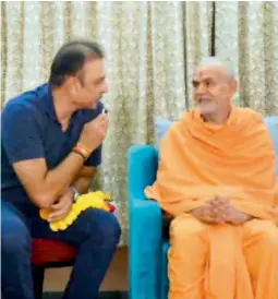  ??  ?? Team India coach Ravi Shastri seeking blessings of spiritual guru, Bapa Mahant Swami