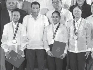 ??  ?? President Rodrigo Duterte awards cash prizes to Diaz, Didal and gold medalist for Golf Yuka Saso (right) on September 12.