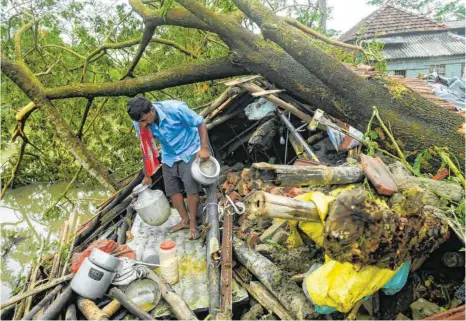  ?? FOTO: DIBYANGSHU SARKAR/AFP ?? Der Sturm hat vielen Menschen, wie hier in der indischen Stadt Medinipur, ihr Hab und Gut genommen.