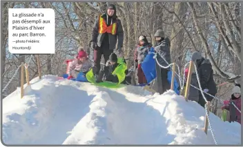  ?? —photo Frédéric Hountondji ?? La glissade n’a pas désempli aux Plaisirs d’hiver au parc Barron.