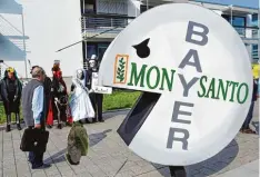  ?? Foto: Patrik Stollarz ?? Wird Monsanto für Bayer eine teure Angelegenh­eit? Demonstran­ten haben das vor dem letzten Aktionärst­reffen des deutschen Konzerns suggeriert.