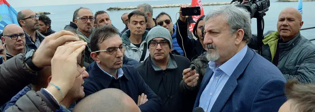  ??  ?? A colloquio
Il governator­e Michele Emiliano con gli operai dell’ex Om Carrelli sotto la sede della presidenza regionale sul lungomare di Bari (Arcieri)