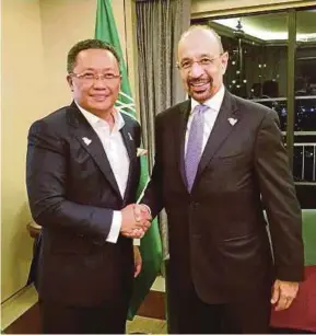  ??  ?? Minister in the Prime Minister’s Department Datuk Seri Datuk Abdul Rahman Dahlan (left) with Saudi Arabia’s Energy, Industry and Mineral Resources Minister Khalid Abdulaziz Al-Falih at the 7th Asian Ministeria­l Energy Roundtable in Bangkok yesterday.
