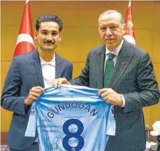  ?? FOTOS: DPA ?? Mesut Özil (linkes Bild) und Ilkay Gündogan bei ihrem Treffen mit Recep Tayyip Erdogan (jeweils rechts).