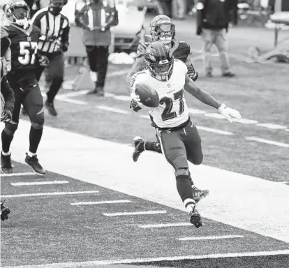  ?? AARONDOSTE­R/AP ?? Running back J.K. Dobbins dashes past Bengals cornerback Jalen Davis (37) and the rest of the defense for a touchdown.