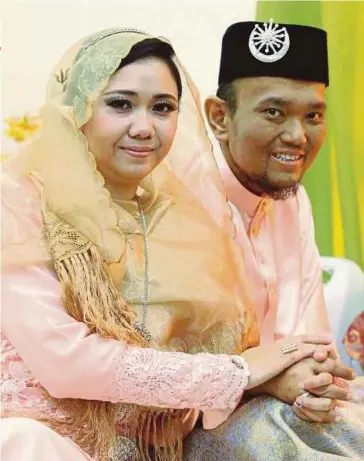  ?? PIC BY KHAIRUNISA­H LOKMAN ?? Alfian Rizal and Andrea Adriana Law Abdullah were married on Saturday in Melaka.