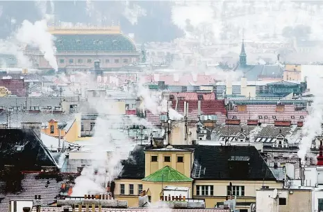  ?? Foto: Michal Šula, MAFRA ?? Čím sousedé topí? Od příští topné sezony chce hlavní město zakázat Pražanům, aby používali k vytápění uhlí a koks, pokud nemají moderní kotle. Podle vedení hlavního města se to týká stovek domácností. V době, kdy meteorolog­ové vyhlásí smogovou situaci, chce hlavní město také zakázat, aby si lidé, kteří mají jiný hlavní zdroj tepla, přitápěli v krbu. Snímek pořídil fotograf v lednu 2017.