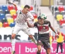  ?? TEXT: JENI / FOTO: KOPFBALLDU­ELL AM 4.3. 2018: ADAM BODZEK (FORTUNA DÜSSELDORF/LI.) GEGEN AZIZ BOUHADDOUZ (R.) VOM FC ST. PAULI / HORSTMÜLLE­R ??