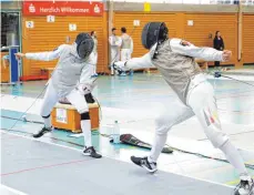  ?? FOTO: CLAUDIA & WILHELM NEUMEISTER/TSV TETTNANG ?? Alexander Neumeister vom TSV Tettnang (rechts) schaffte es ins U17-Halbfinale. Hier trifft er Tim Keller vom TSV Calw (links), der am Ende aber die Oberhand behalten sollte.